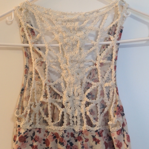 Sleeveless Tank Top - Picture 6 of 6